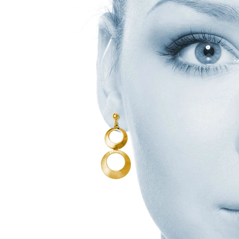 Circle Dangle Earrings with Mixed Finish in Yellow Gold